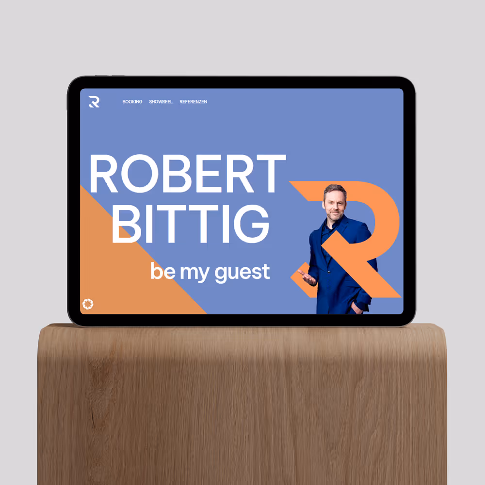 Tablet steht auf einem Holzhocker und zeigt die neue Website von Moderator Robert Bittig