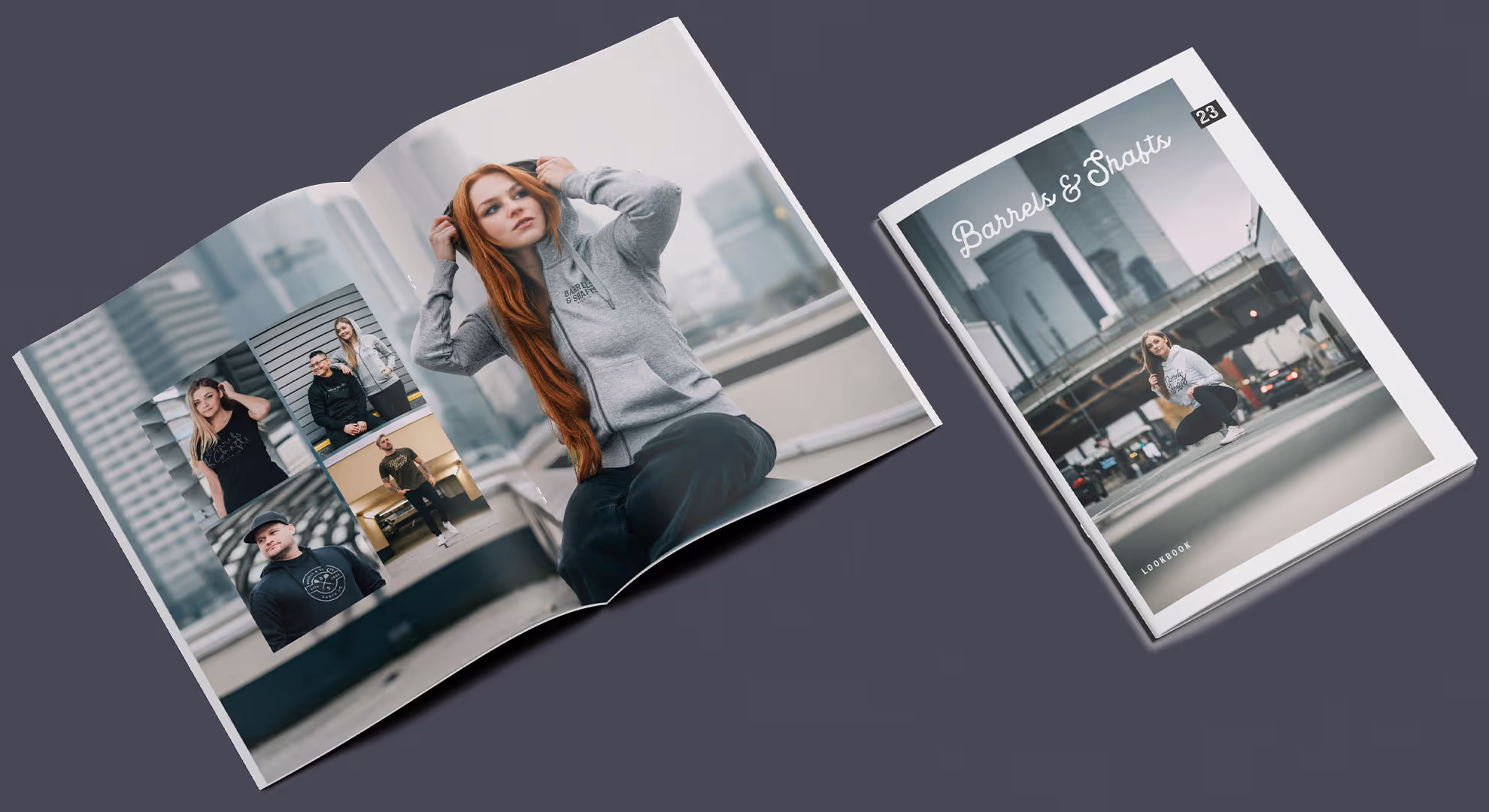 Lookbook einer Modemarke liegend auf grau-blauem Hintergrund