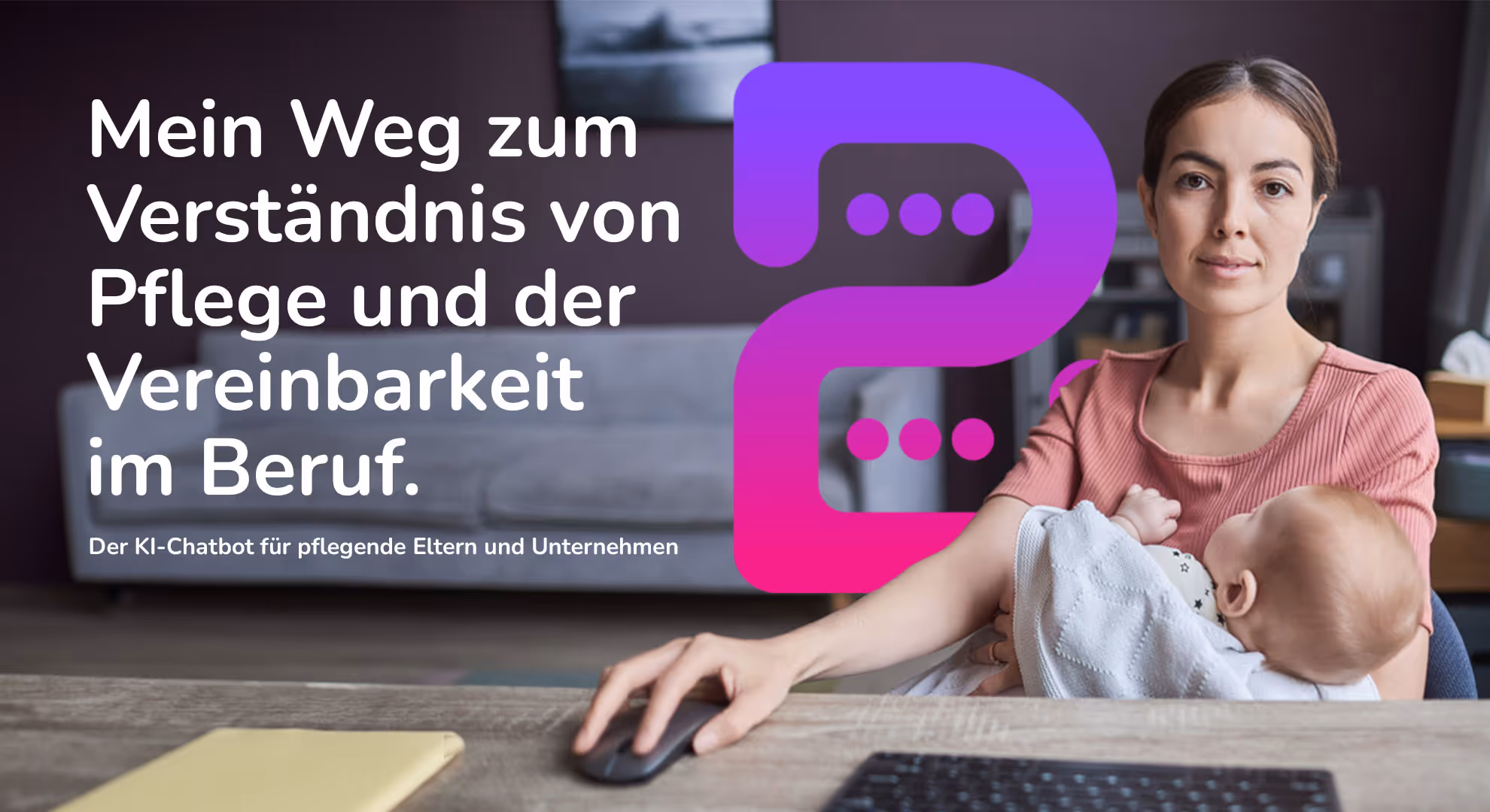 Frau hält Baby in ihrem Arm während sie am Schreibtisch sitzt und nach etwas im Internet sucht bezüglich Pflege