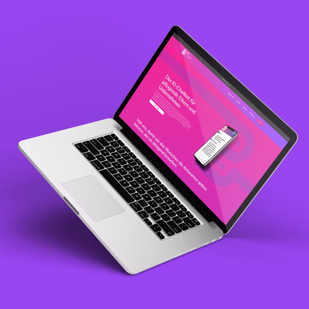 Macbook um 45° gedreht stehen auf einer Seite auf Lila Hintergrund.