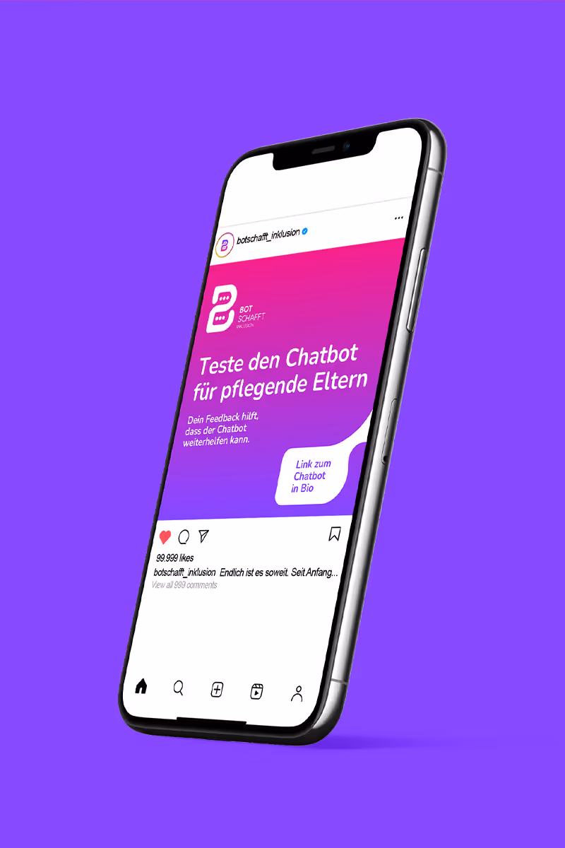 iPhone stehend auf blauem Hintergrund und zeigt Instagram Beitrag