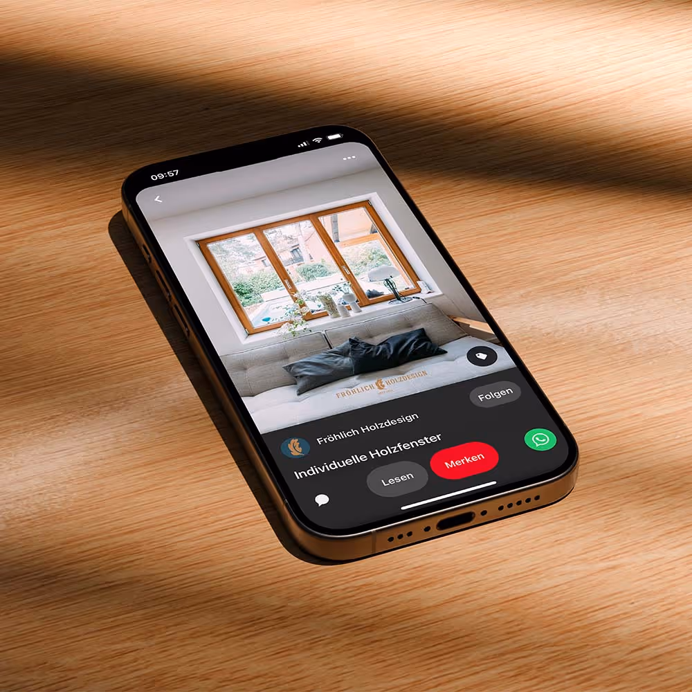 iPhone liegt auf einem Holztisch und zeigt Pinterest-Beitrag eines Handarbeits-Betrieb