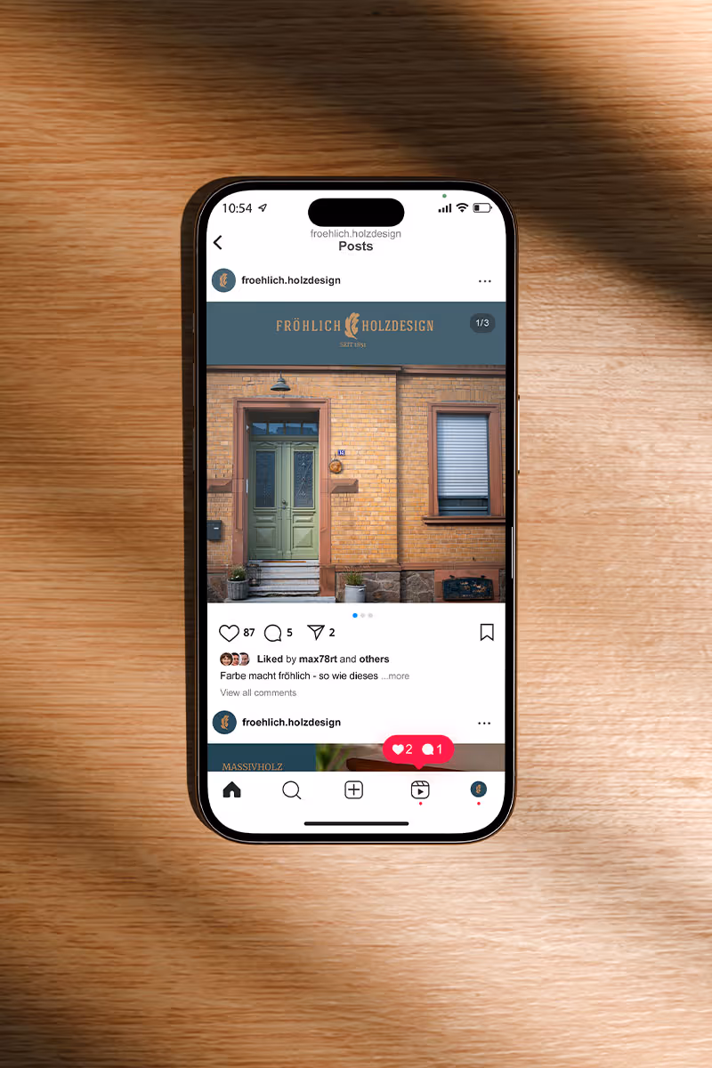 Handy liegt auf Holztisch und zeigt Unternehmens-Instagram