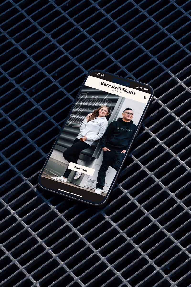 iPhone liegend auf einem Gitterboden