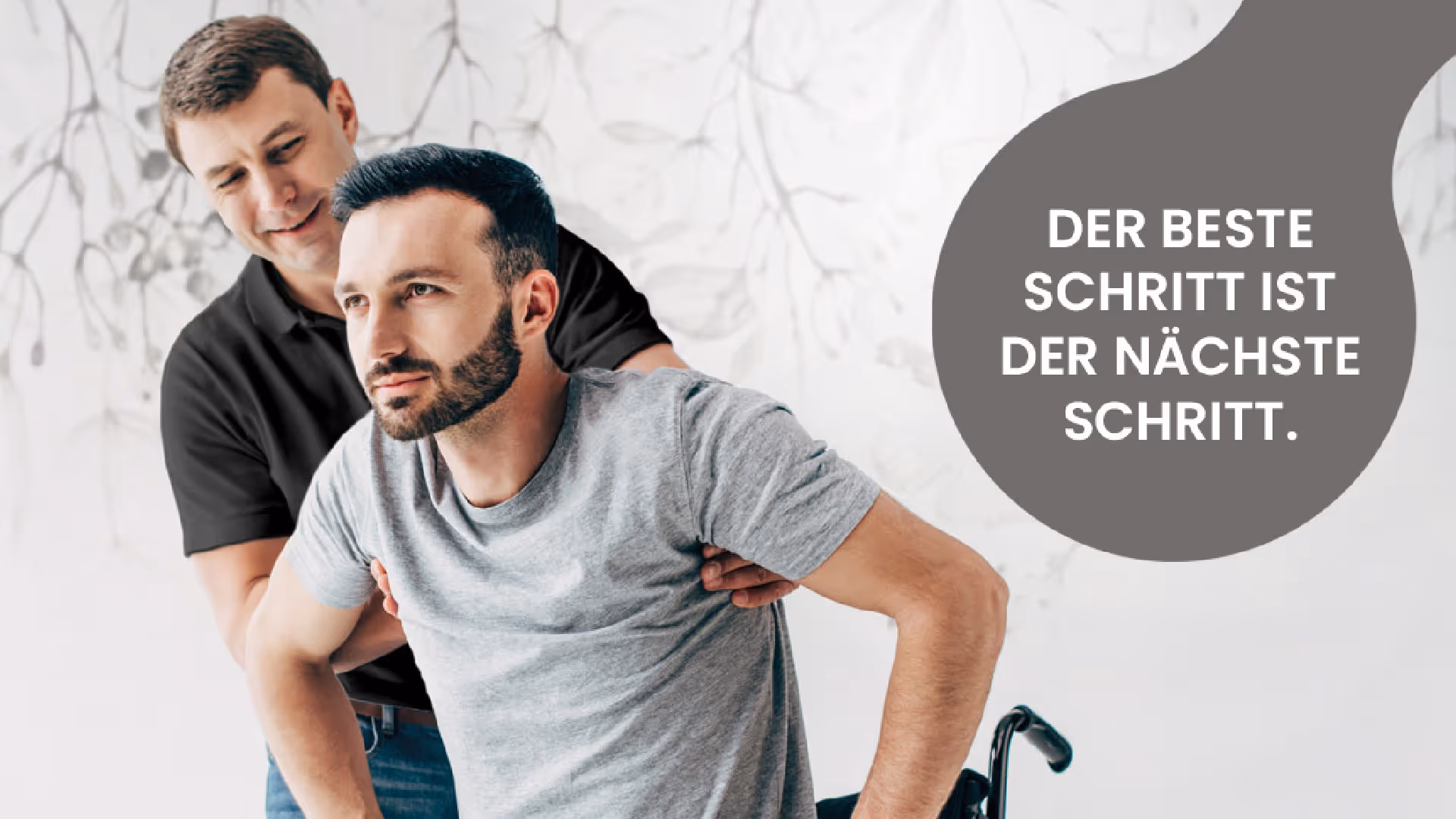 Physiotherapeut hilft einem Mann aus seinem Rollstuhl