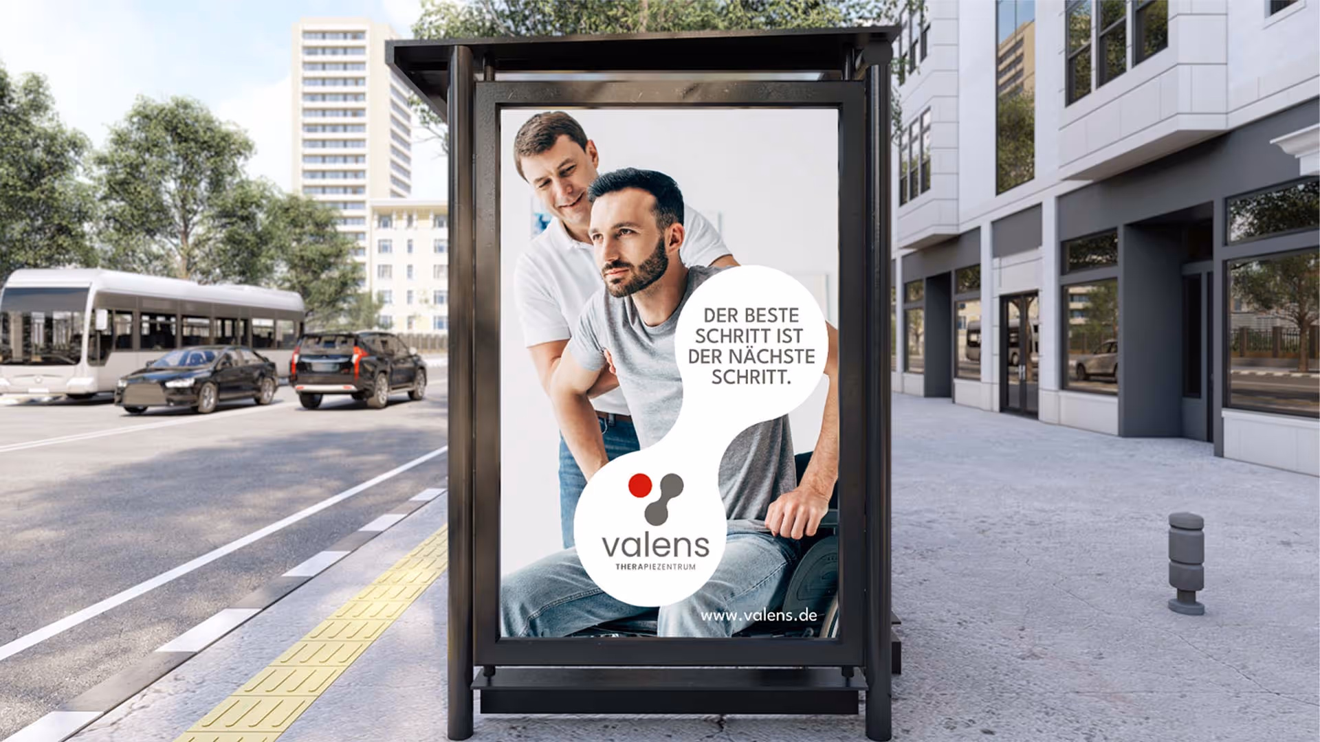 Bushaltestelle mit Poster an der Seite. Im Hintergrund hochhäuser und eine viel befahrene Straße.