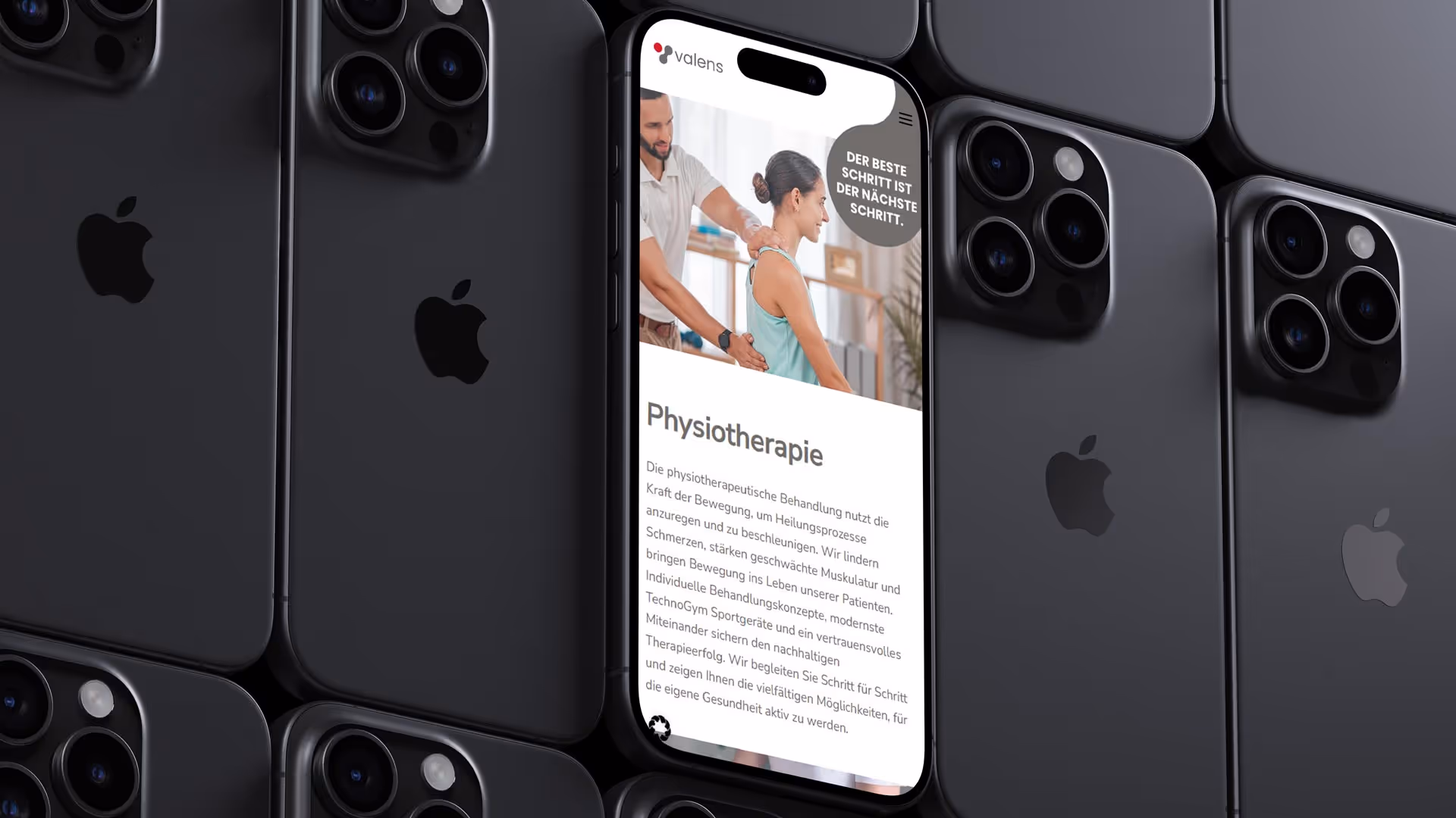 Viele dunkle iPhones von hinten zu sehen. Eins zeigt nach vorne. Dort wird eine Website präsentiert.