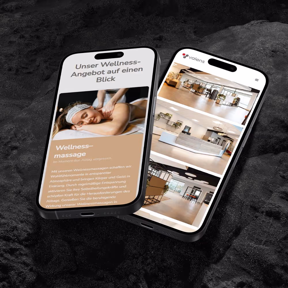 Zwei iPhones zeigen unterschiedliche Ausschnitte der Website eines Physiotherapiezentrums