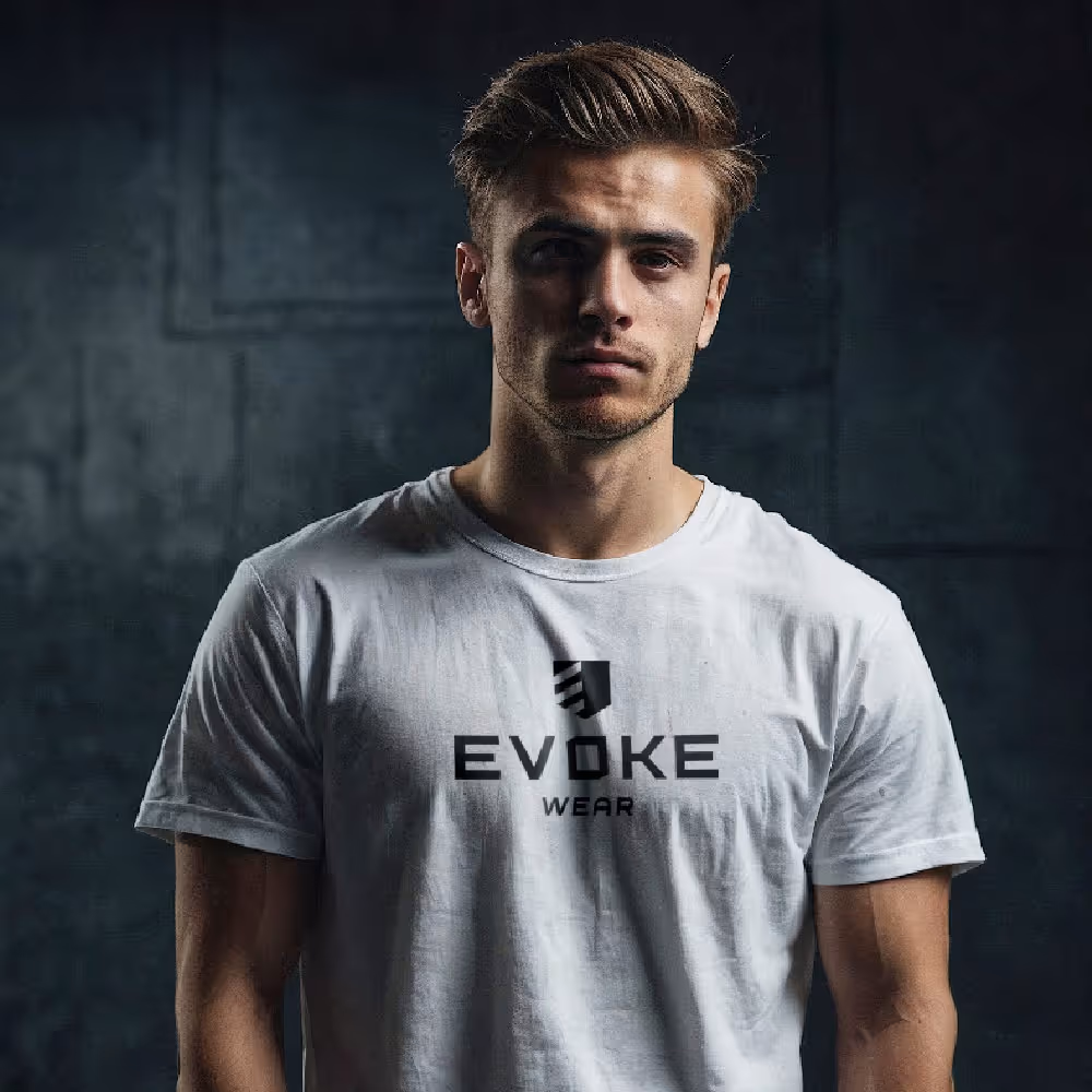 Junger Mann mit weißem T-shirt schaut ernst in die Kamera