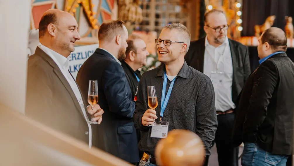 Personen beim Networken bei den enventa experience days