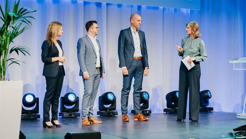 Geschäftsleitung von enventa mit Moderatorin auf der Bühne der enventa experience days