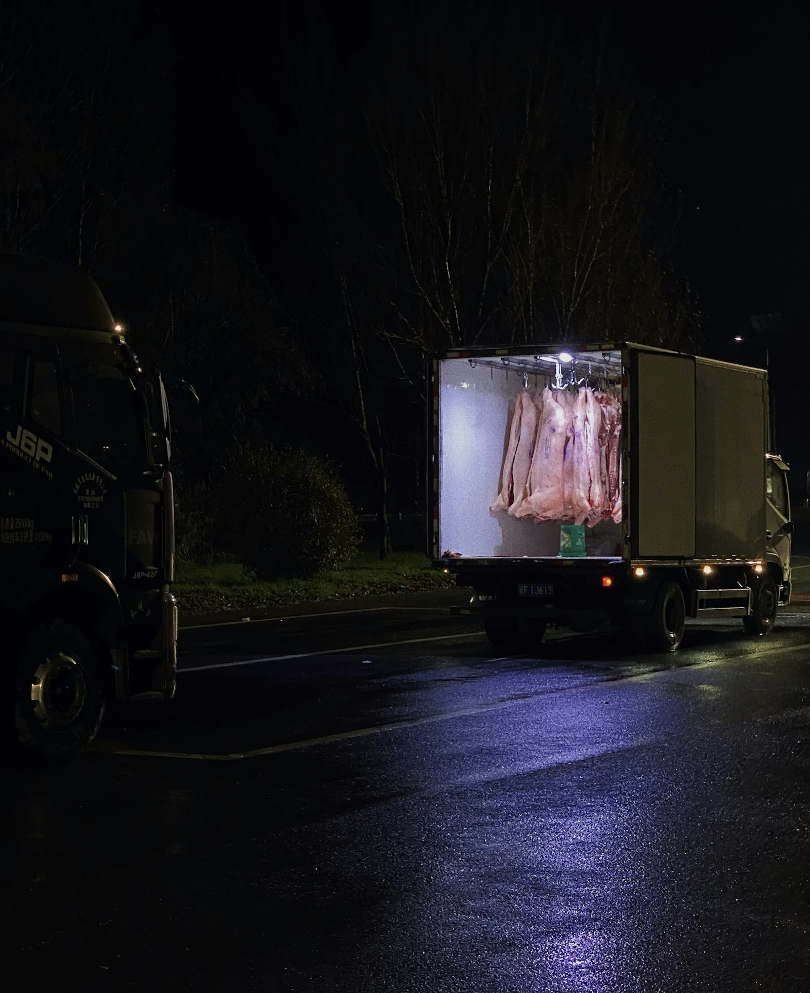 Vrachtwagen op de weg voor elektrische vrachtwagen leasing