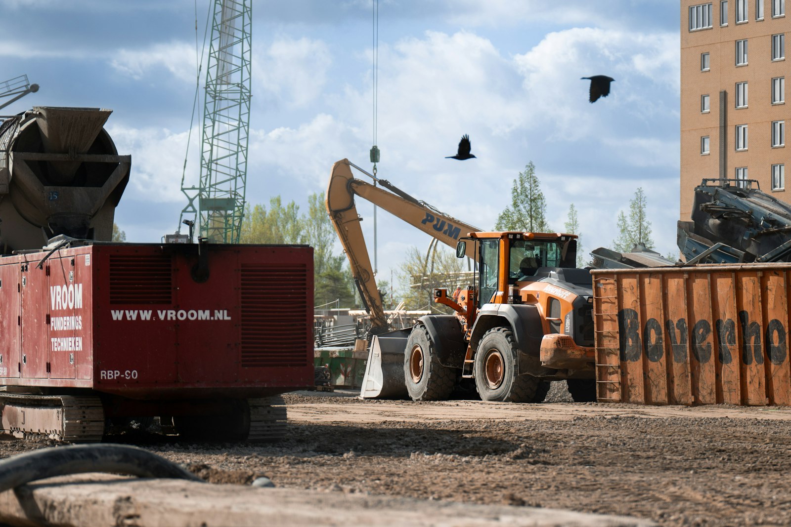 Bouwwerf met camion voor camion leasing in de bouwsector