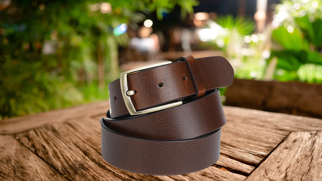 Maharya men's leather belt from the Terra Collection in chestnut brown – classic accessory with polished buckle for timeless style