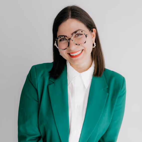 Kundin in grünem Blazer vor hellgrauem Fotohintergrund