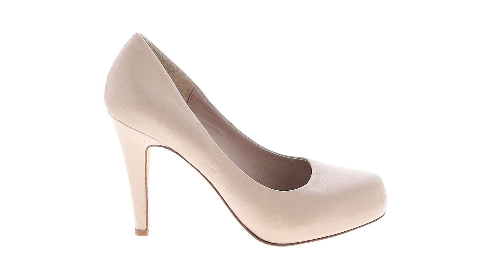 A pale pink classic pump on a white background.