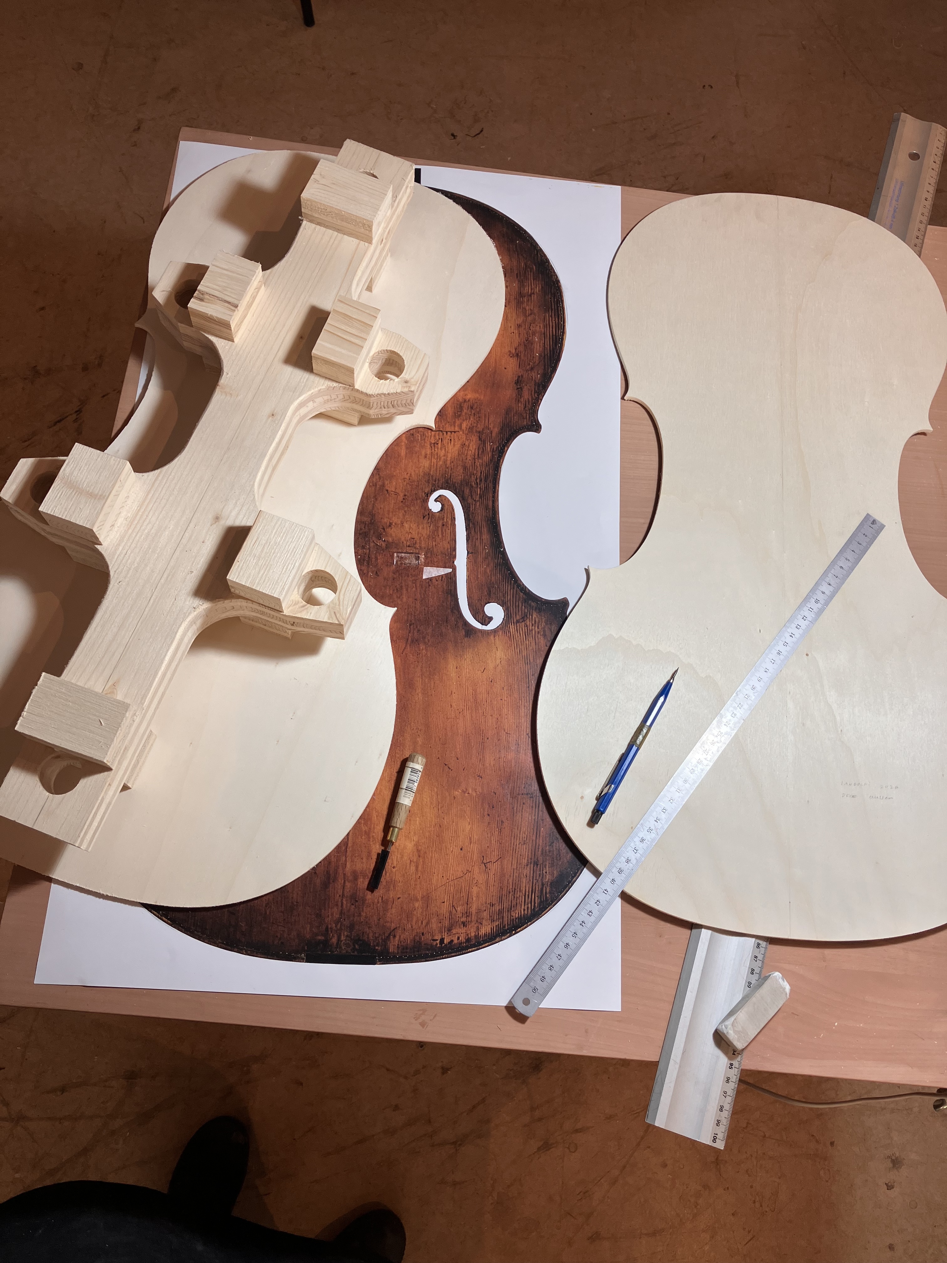 Bauprozess, Schablonen des Cellos