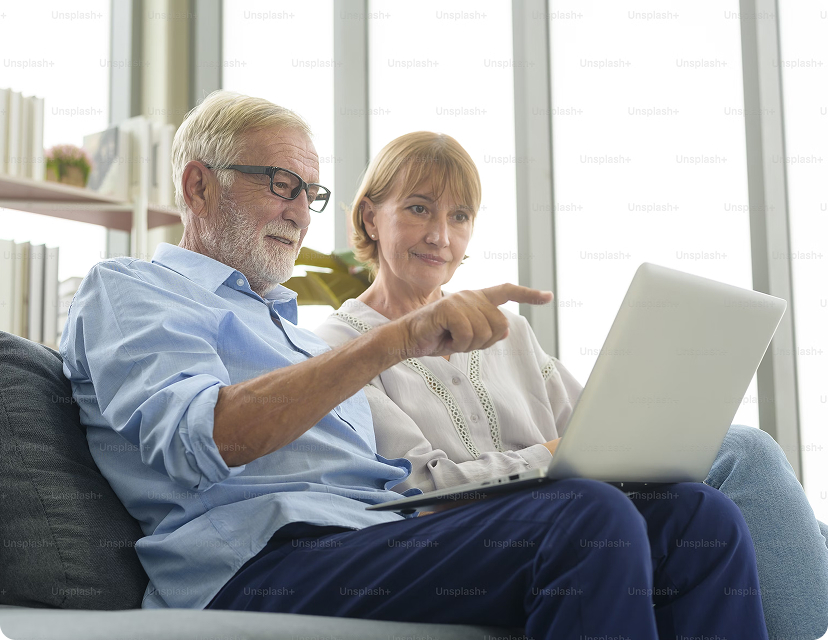 una coppia di lavoratori che consulta il proprio estratto conto contributivo INPS e di altre casse previdenziali dove hanno versato i contributi durante la loro carriera lavorativa.