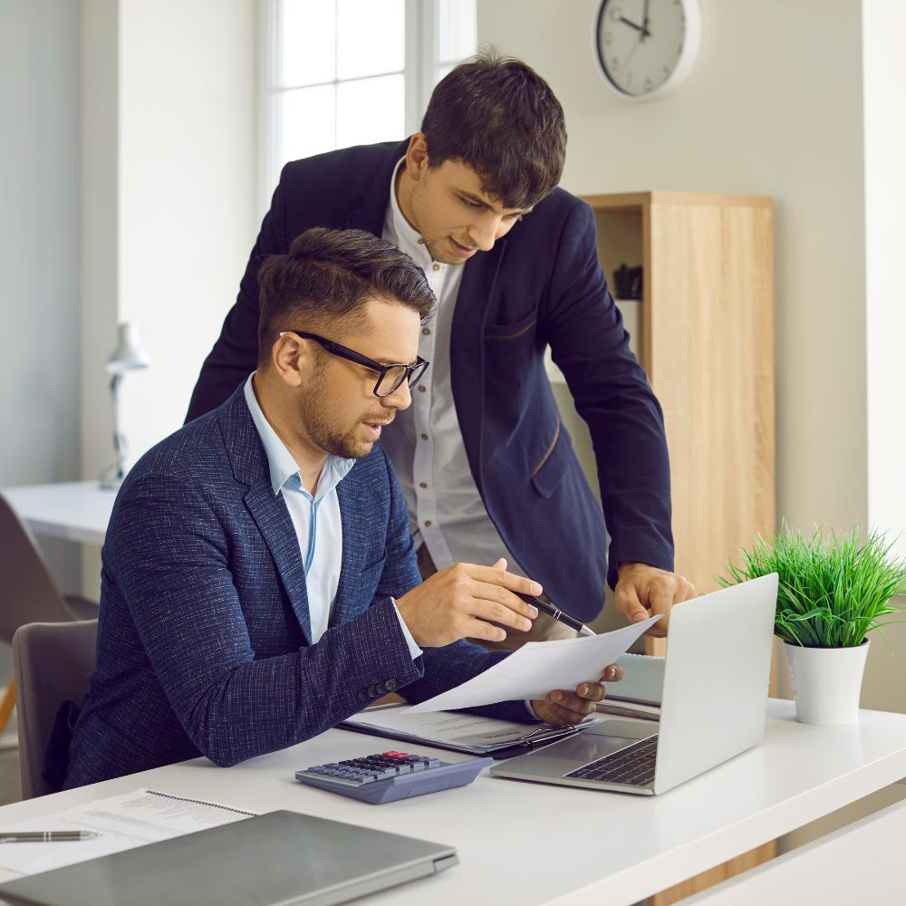 Libero professionista e amministratore di un'azienda che studiano la loro posizione previdenziale online, al computer.