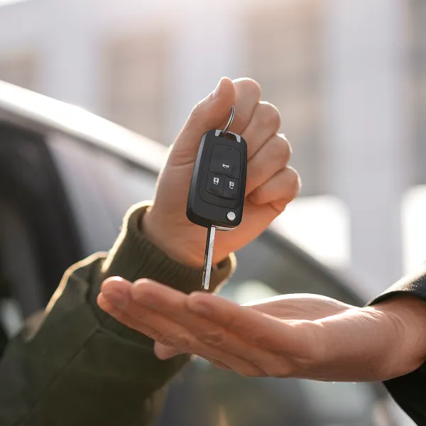 Imagen de persona dando llaves de auto