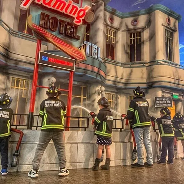 Niños jugando en Kidzania