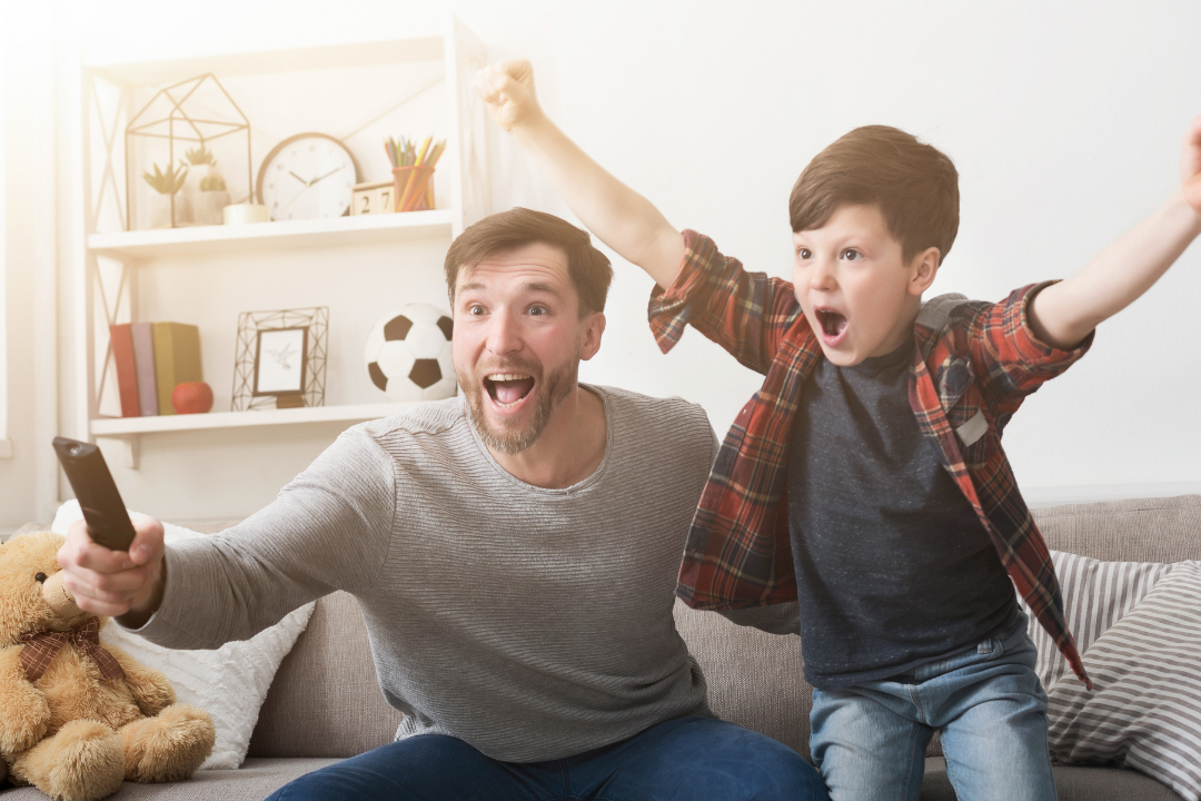 Familietur til Milano – far og sønn ser fotball på TV