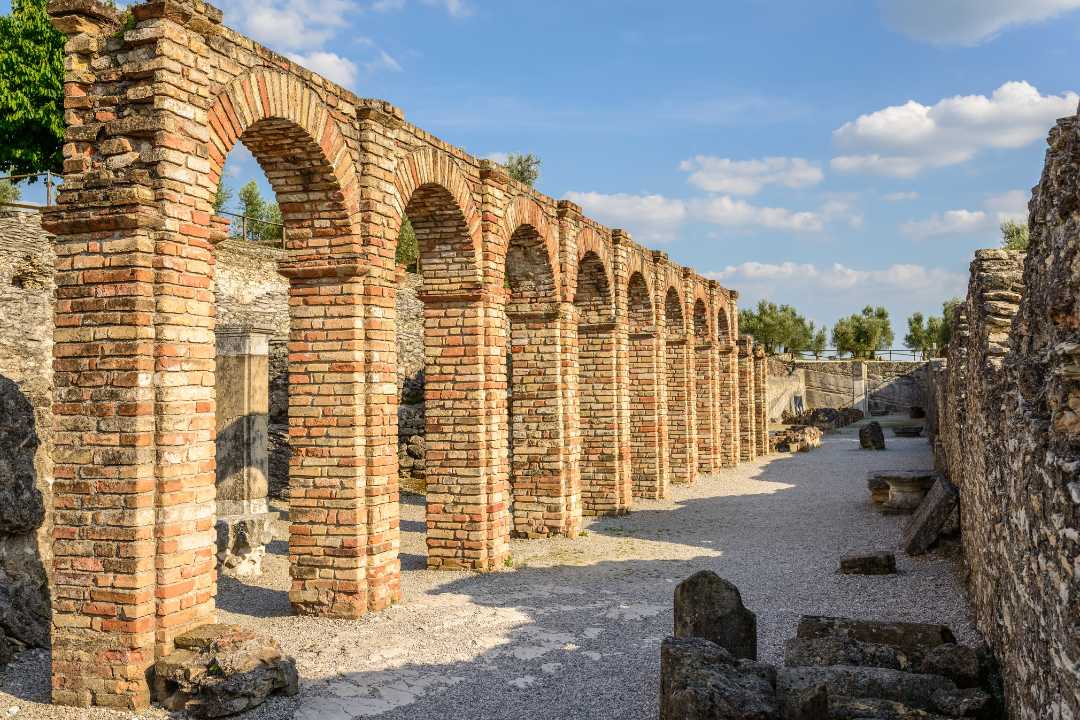 Grotte di Catullo i Sirmione – godt bevarte romerske ruiner med buer og søyler ved Gardasjøen