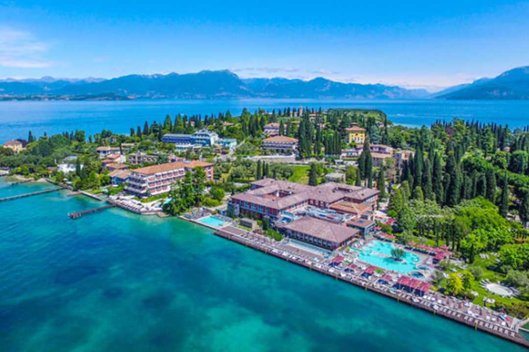 Luftfoto av Terme di Sirmione Spa og termalbad ved Gardasjøen, Italia