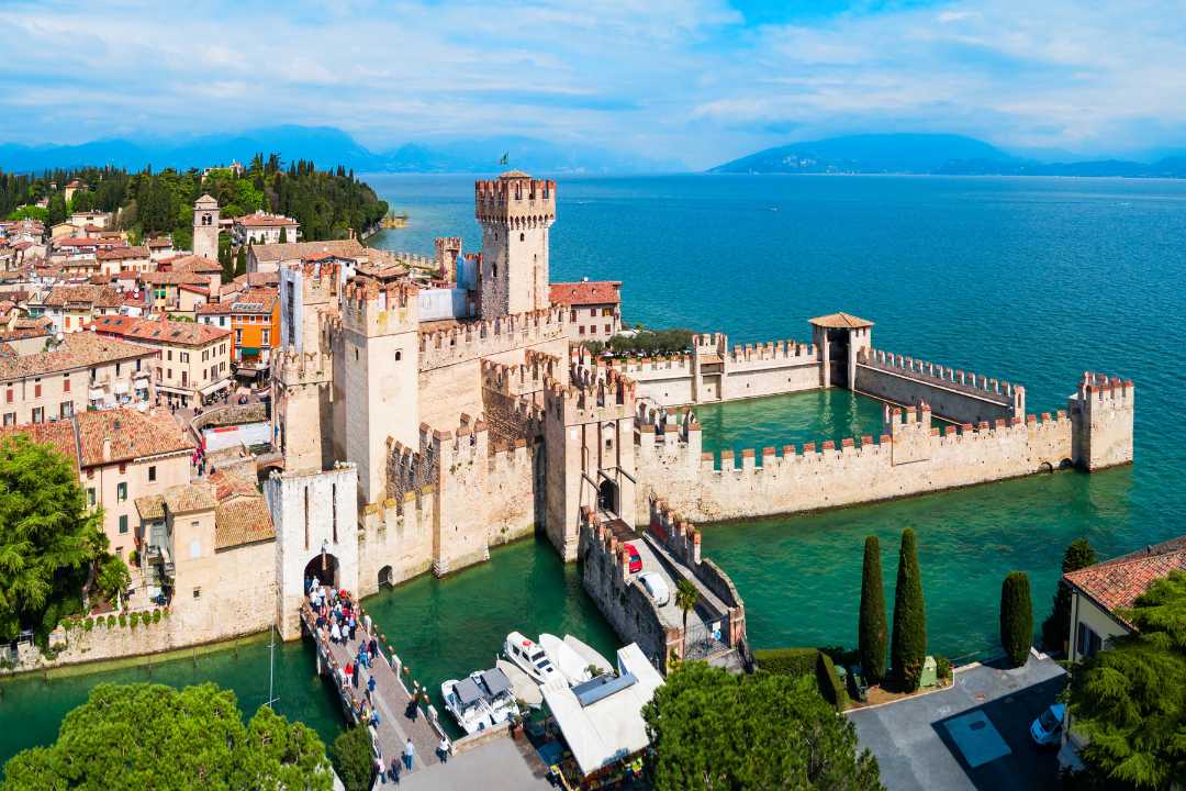 Castello Scaligero i Sirmione – et av de best bevarte middelalderslottene ved Gardasjøen
