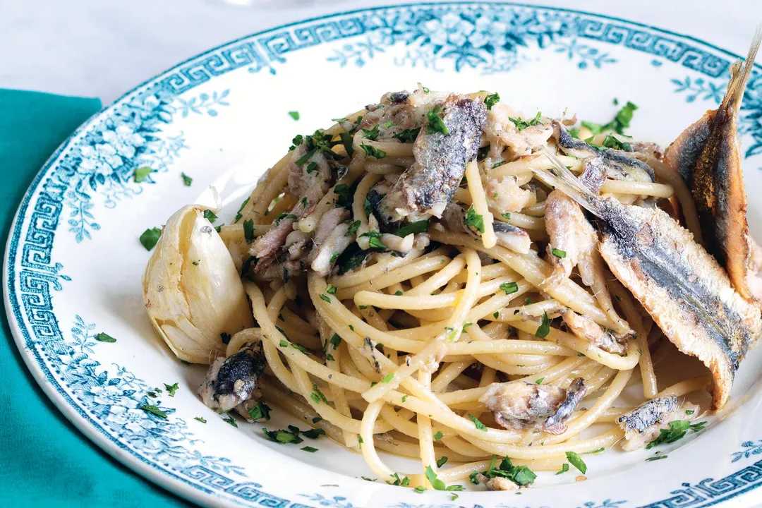 Bigoli con le sarde – tradisjonell pastarett fra Gardasjøen og Sirmione med sardiner og hvitløk