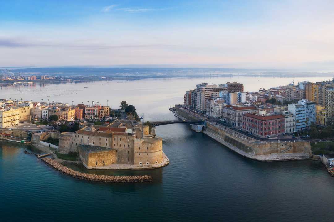 Castello Aragonese i Taranto, Puglia – middelalderslott ved havnen omgitt av byens historiske sentrum