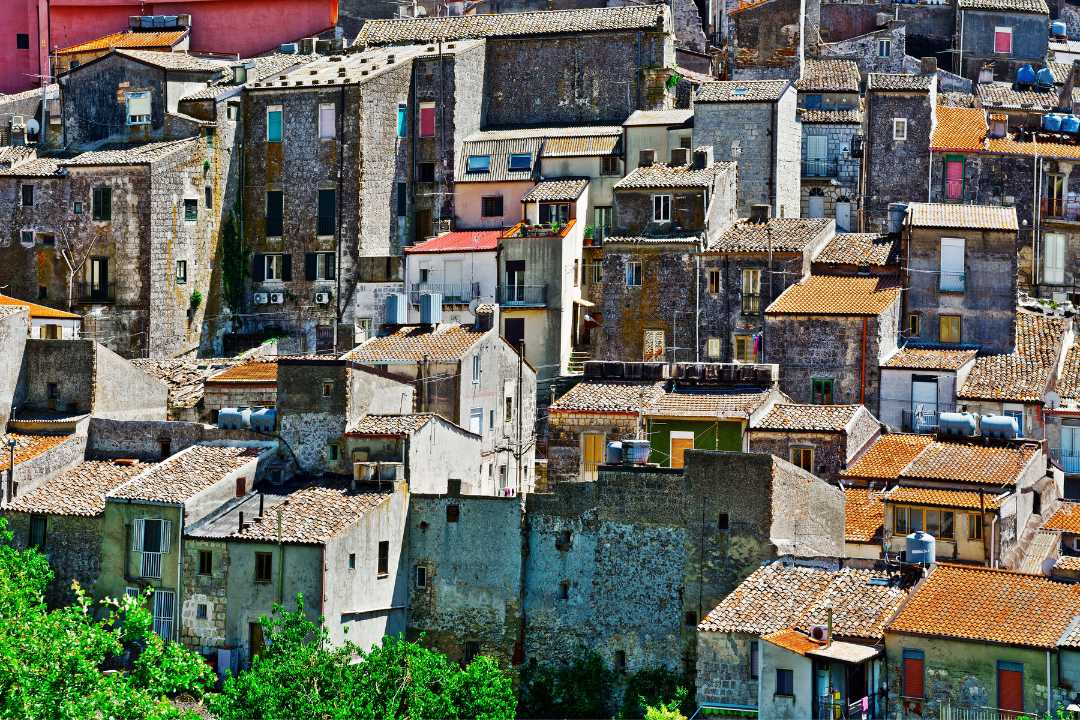 Gamle steinhus med terrakottatak i Mussomeli på Sicilia, Italia