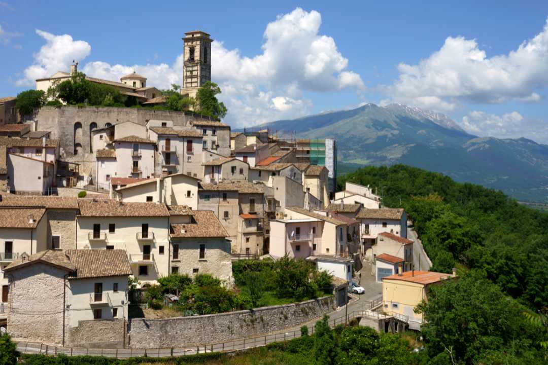 Pratola Peligna i Abruzzo – tradisjonell fjellby med historiske hus og kirketårn