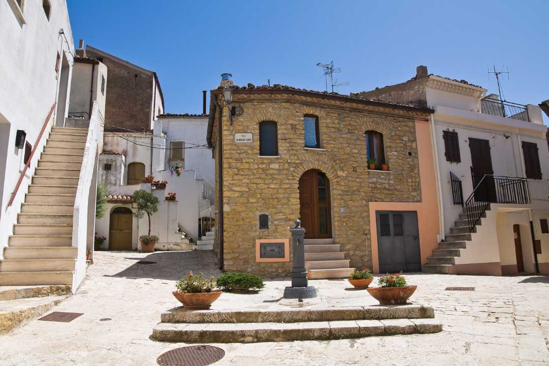 Sjarmerende steinhus og smale gater i Acerenza, en historisk landsby i Basilicata