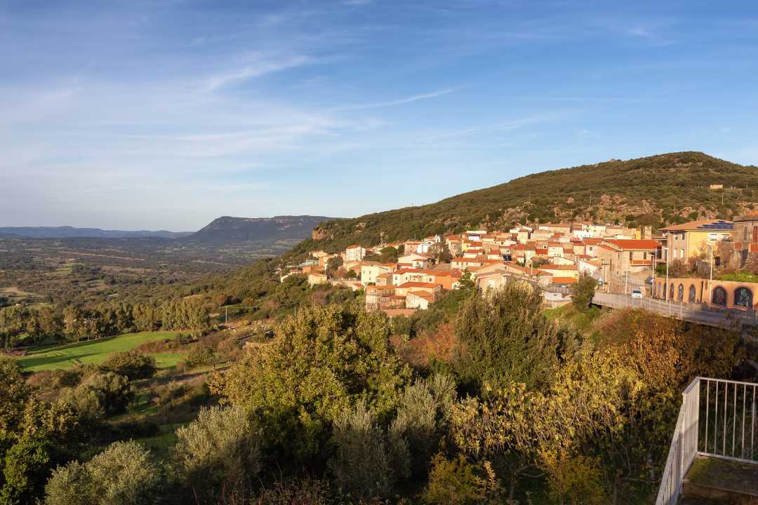 Montresta på Sardinia – liten landsby med tradisjonelle hus omgitt av frodig landskap
