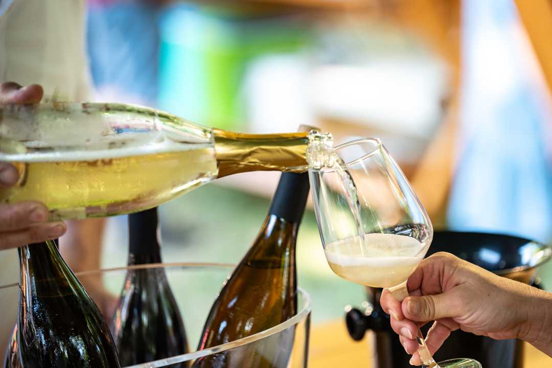 Italiensk musserende vin helles i glass – prosecco eller spumante fra Italia