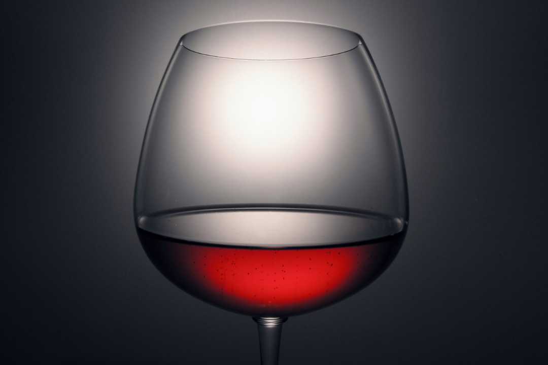 Lambrusco – italiensk rød musserende vin fra Emilia-Romagna servert i glass