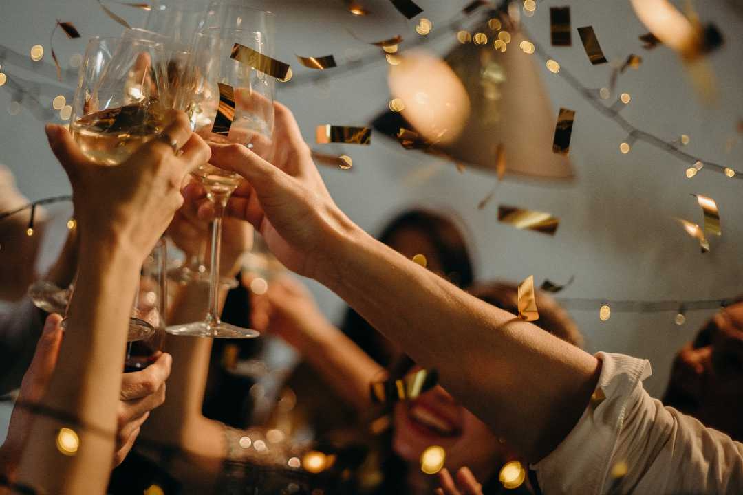 Italiensk brindisi – folk skåler med musserende vin og sier Salute