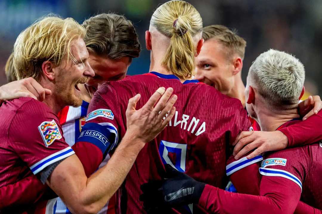 Norges landslag feirer scoring – møte med Italia 16. november
