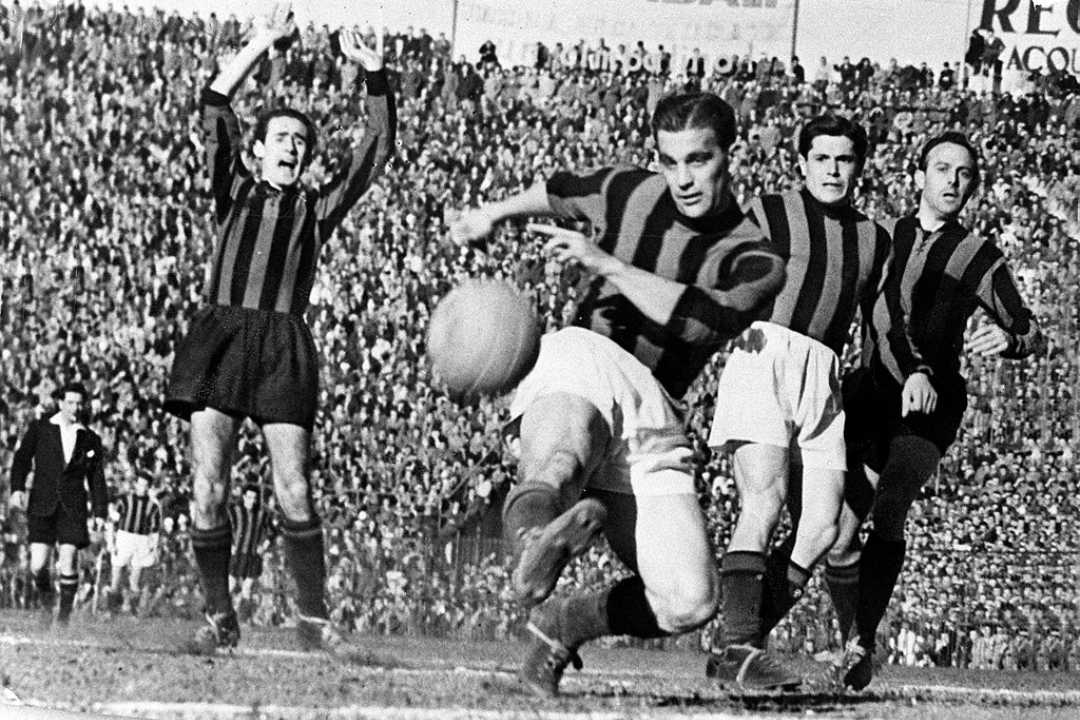 Milan-spiller scorer seiersmålet mot Inter i Derby della Madonnina 1951, som bidro til seriegull.