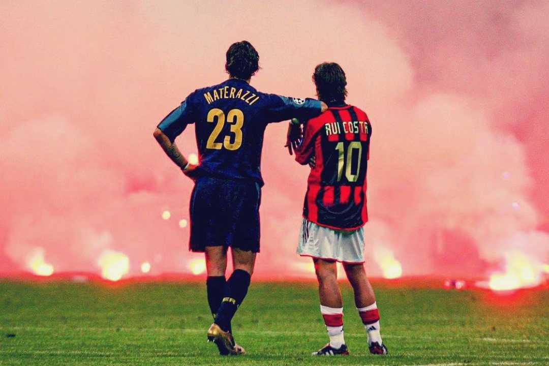 Rui Costa og Marco Materazzi side om side under røykteppe i Champions League-derbyet mellom Milan og Inter i 2005.