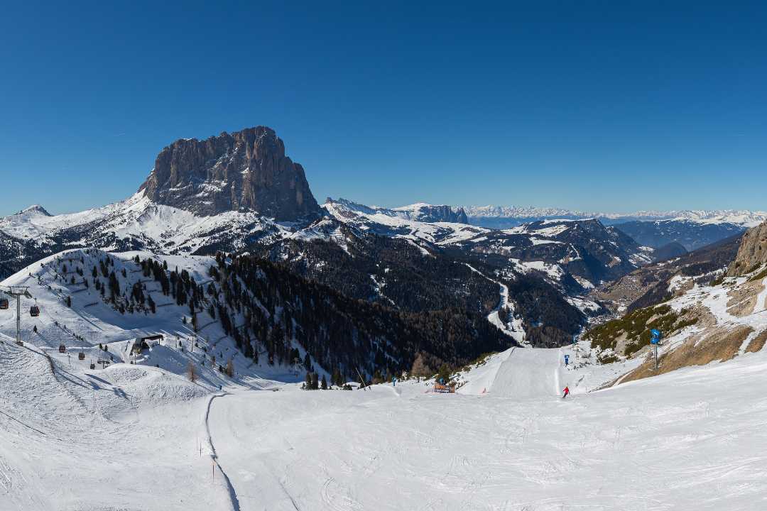 Panoramautsikt over Val Gardena med Sassolungo-fjellet i bakgrunnen – et av Italias mest populære skisteder i Dolomittene