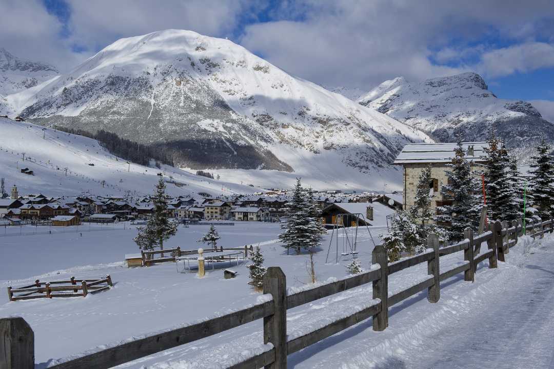 interlandskap i Livigno i Lombardia – et familievennlig skisted kjent for gode priser og skattefrie varer.” Filnavn: livigno-lombardia
