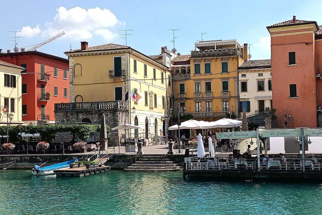 Peschiera del Garda, befestet by ved Gardasjøen"
