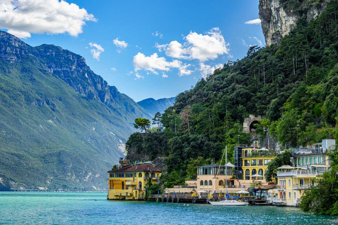 Riva del Garda i nord med fjell og seilbåter