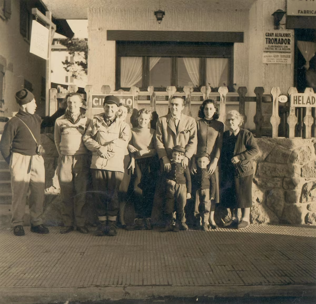 Familia Fenoglio y turistas, detrás la primera confitería Tronador, en 1948