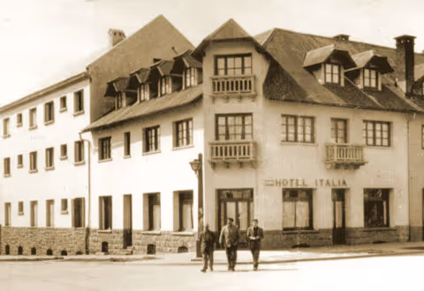 Histórica esquina de Mitre y Villegas, antiguo Hotel Italia, actual esquina de Rapanui
