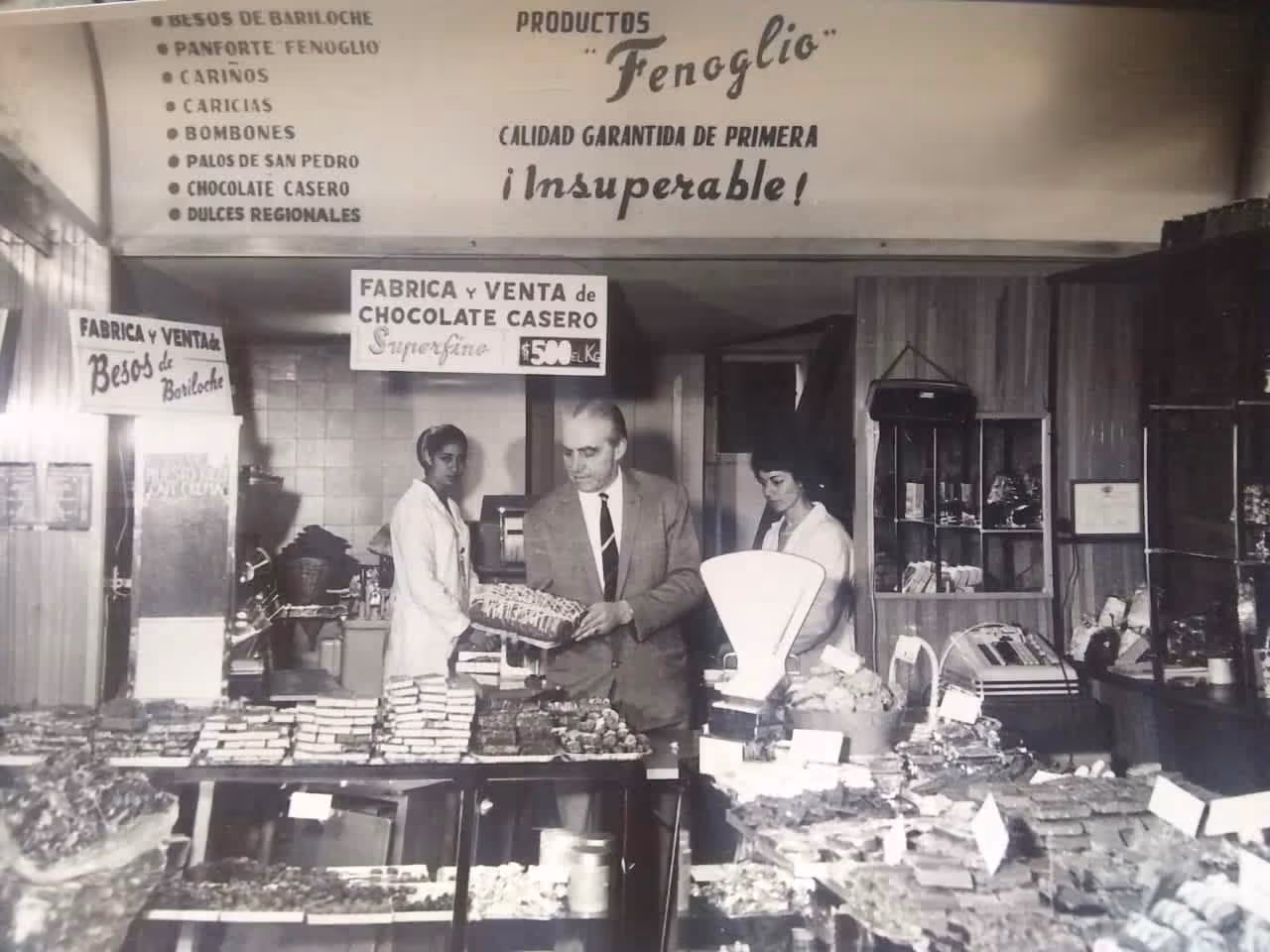 Aldo Fenoglio en la chocolatería, en 1948