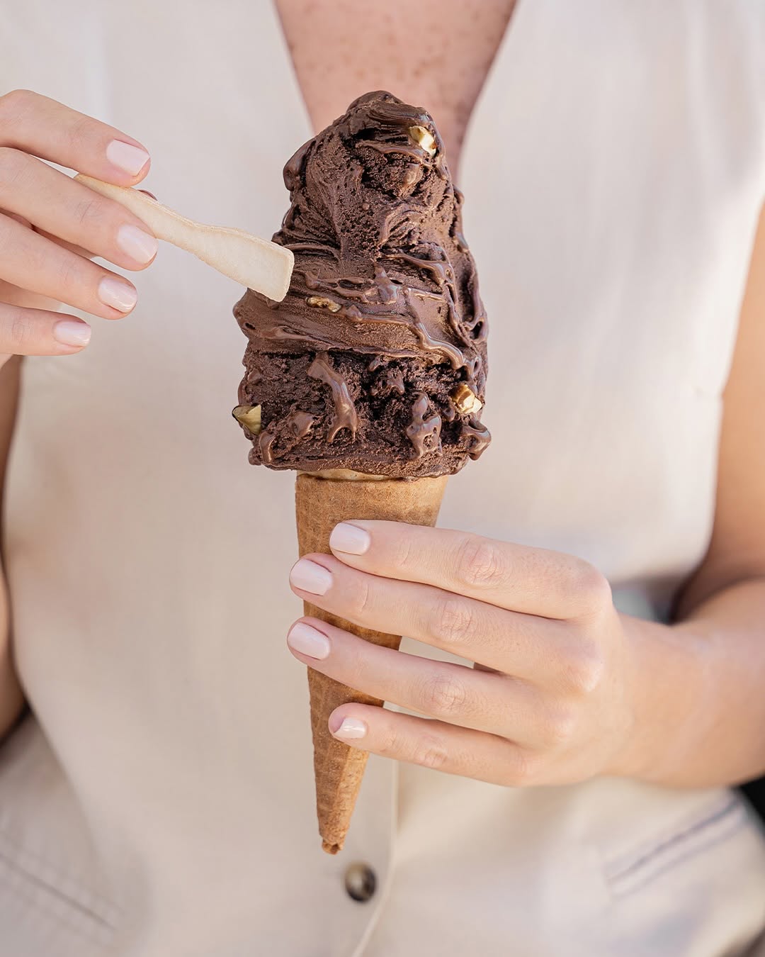 Helado de chocolate cremoso y artesanal