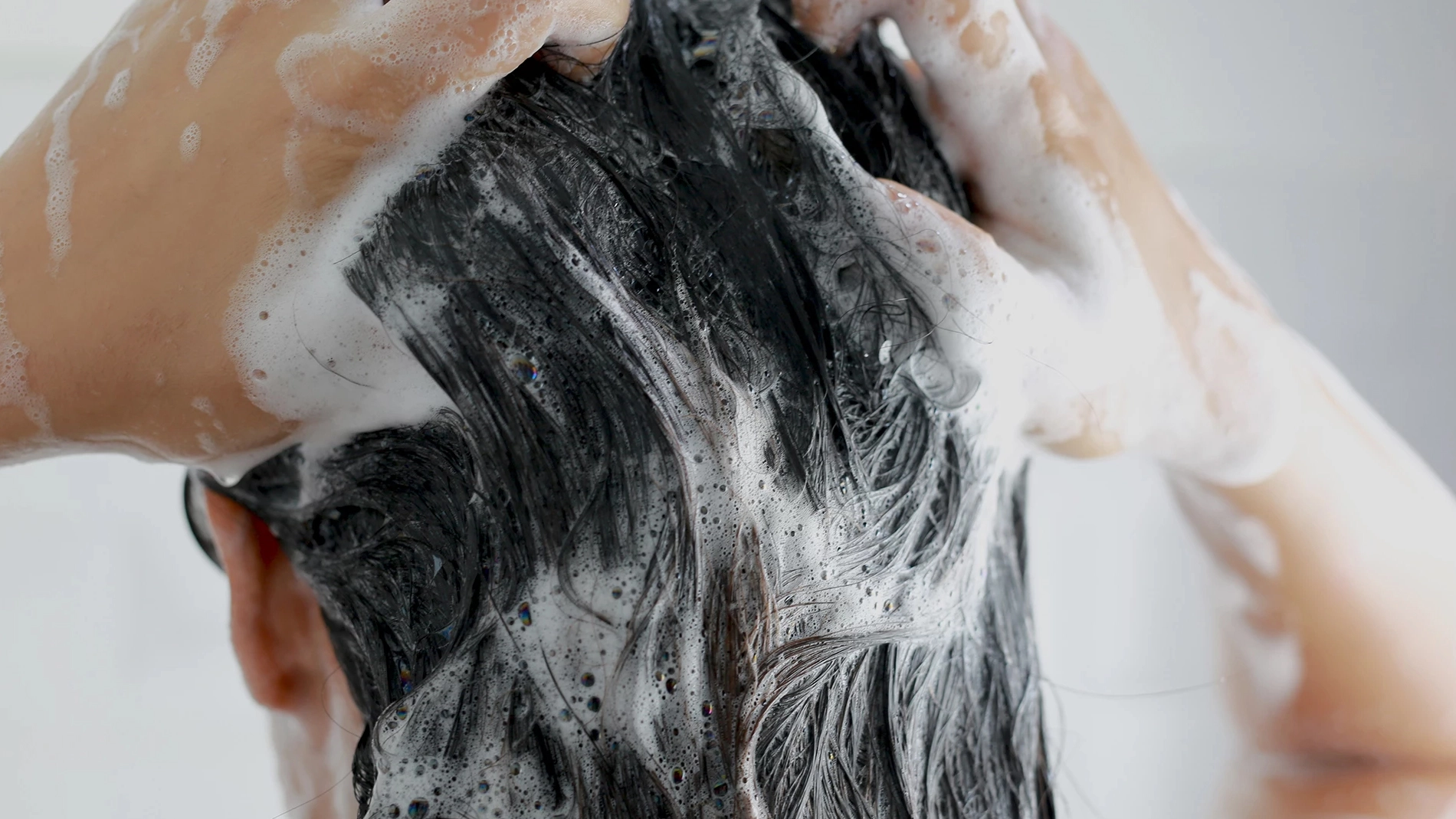 Pitääkö pestä hiukset ennen parturia